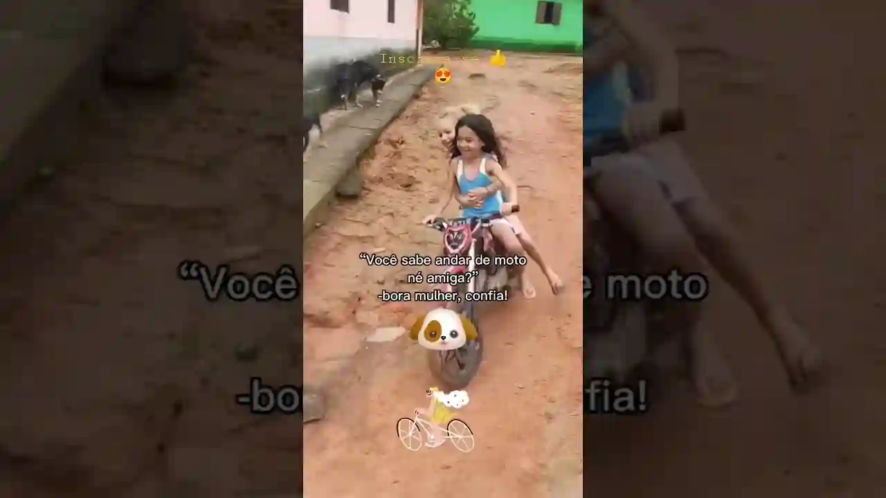 Meninas caindo de bicicleta